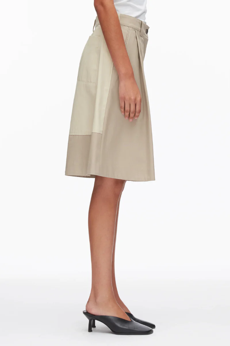 Two-Toned Wide Pleated Shorts - Image 3