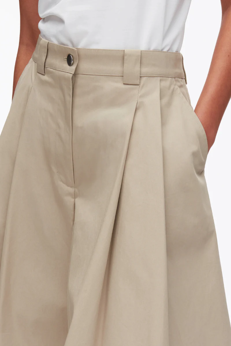 Two-Toned Wide Pleated Shorts - Image 4